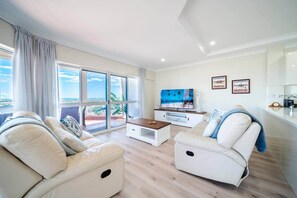 TV - Ocean View Skyline Retreat (Townsville City)