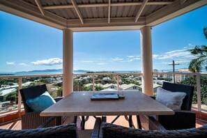 Outdoor dining - Ocean View Skyline Retreat (Townsville City)