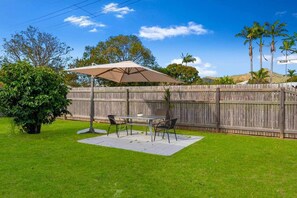 Outdoor dining - Spacious Home in Garbutt (Garbutt)