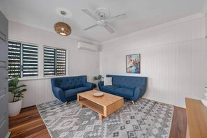 TV - Spacious Home in Garbutt (Garbutt)