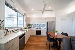 Een koelkast, een magnetron, een oven, een kookplaat
