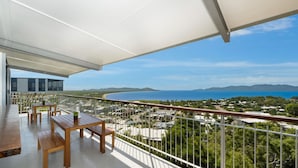 Un balcone con vista sul mare e su una zona residenziale.