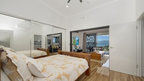 Una camera da letto moderna con un letto grande, uno specchio e un balcone con vista.