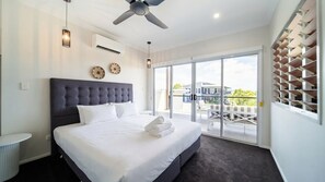6 bedrooms, free WiFi, bed sheets - Executive Coastal Living with Ocean Views (Bushland Beach)