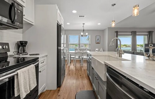 Little Bay House on Canoe Lake