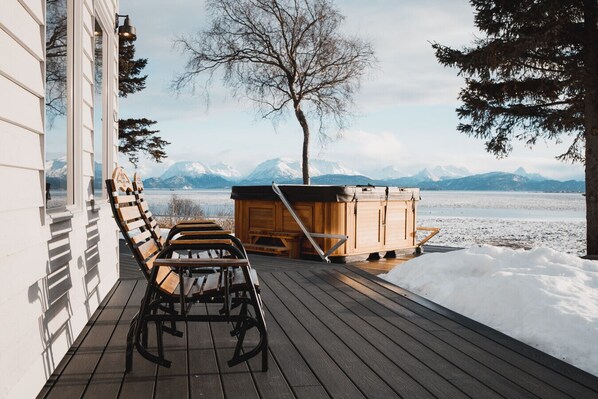 Terrace/patio - Shorebird Cottage with Hot Tub (Homer)