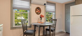 NEW - 1-BDRM apartment with full kitchen & laundry in downtown Jeffersonville