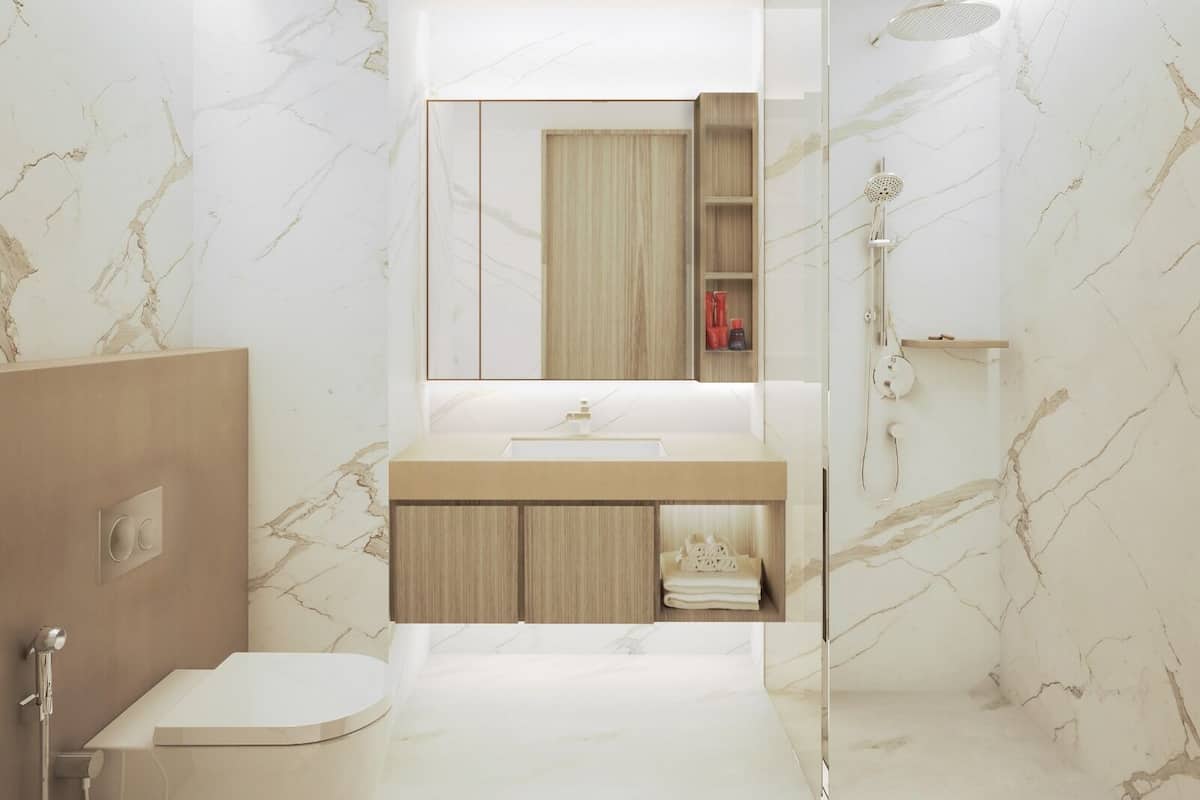 Ein modernes Badezimmer mit Marmorwand, Waschtisch aus Holz, Toilette und Duschbereich.