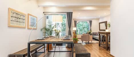 Deluxe-Apartment | Essbereich im Zimmer