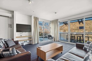 TV - Family-Friendly 3BR Marina Views & Space (Queenstown)