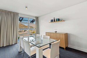 Dining - Family-Friendly 3BR Marina Views & Space (Queenstown)