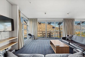 TV - Family-Friendly 3BR Marina Views & Space (Queenstown)