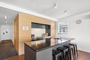 Fridge, microwave, oven, stovetop - Family-Friendly 3BR Marina Views & Space (Queenstown)
