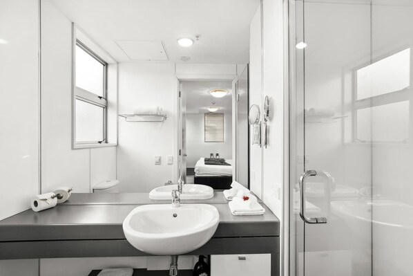Shower, hair dryer, towels - Lakeside Studio Retreat (Queenstown)