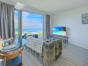 TV - Brand-New Studio With Breathtaking Lake & Mountain Views | Walk to Town (Queenstown)