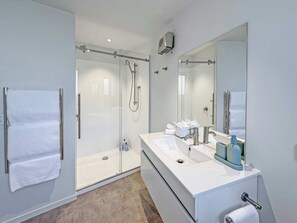 Shower, hair dryer, towels - Brand-New Studio With Breathtaking Lake & Mountain Views | Walk to Town (Queenstown)