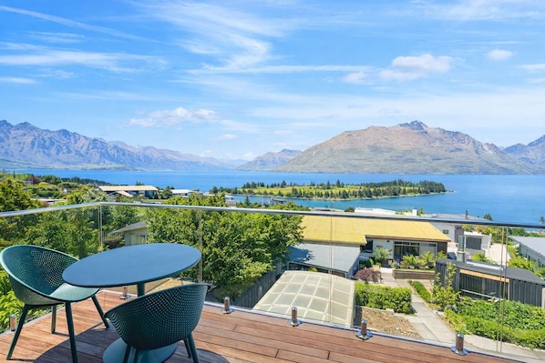 Outdoor dining - Brand-New Studio With Breathtaking Lake & Mountain Views | Walk to Town (Queenstown)