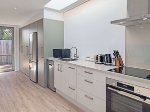 Frigorífico, microondas, horno y placa de cocina
