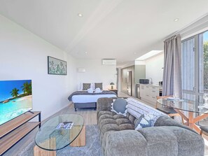 1 bedroom, iron/ironing board, WiFi, bed sheets - Brand-New Studio With Breathtaking Lake & Mountain Views | Walk to Town (Queenstown)