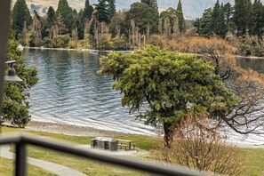 Property grounds - Lakefront Apartment , 2 Bed, Central, walk to town (Queenstown)