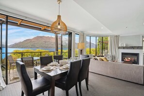 Dining - Lakefront Apartment , 2 Bed, Central, walk to town (Queenstown)