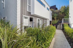 Exterior detail - Studio Solace | Peaceful Queenstown Hideaway (Queenstown)