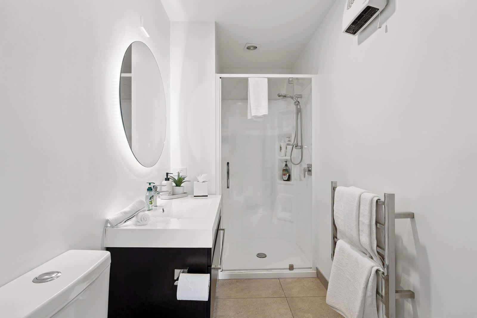 Suihku, hiustenkuivaaja, pyyhkeet