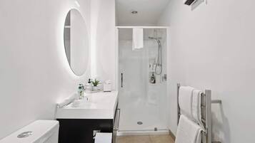 Suihku, hiustenkuivaaja, pyyhkeet