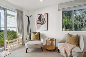 TV - Studio Solace | Peaceful Queenstown Hideaway (Queenstown)