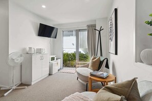 TV - Studio Solace | Peaceful Queenstown Hideaway (Queenstown)
