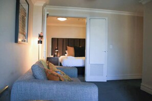 Interior - Lakefront Central Studio, walk to town! (Queenstown)