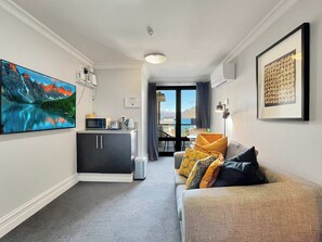 TV - Lakefront Central Studio, walk to town! (Queenstown)