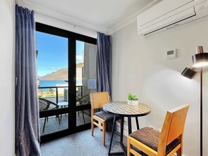 Dining - Lakefront Central Studio, walk to town! (Queenstown)