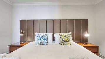 Travel crib, WiFi, bed sheets