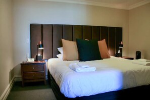 Travel cot, WiFi, bed sheets - Lakefront Central Studio, walk to town! (Queenstown)