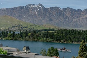 A lake with a boat, surrounded by mountains and dense forest. - The Biggest & Best Views, 3 Bedrooms, Walk To Town (Queenstown)