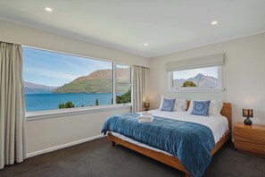 Iron/ironing board, travel cot, WiFi, bed sheets - The Biggest & Best Views, 3 Bedrooms, Walk To Town (Queenstown)