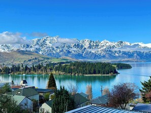 A lake surrounded by mountains, with houses in the foreground. - The Biggest & Best Views, 3 Bedrooms, Walk To Town (Queenstown)
