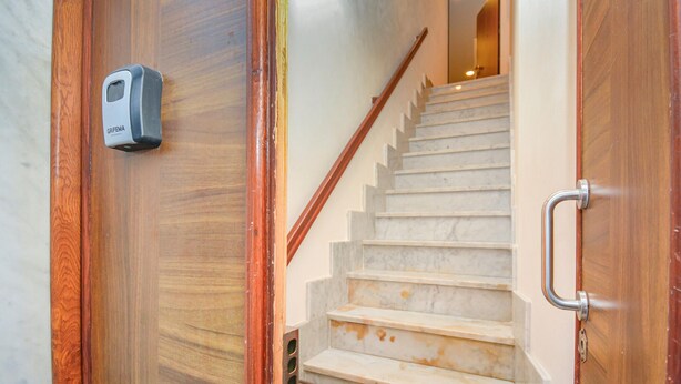 Una porta in legno con un chiusastra GRIFEMA e una maniglia in metallo.