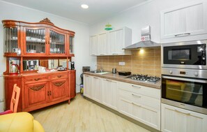 Frigorifero, piano cottura, lavastoviglie, macchina per tè/caffè