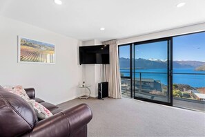 TV - Quiet Home with Stunning Lake & Mountain Views (Queenstown)
