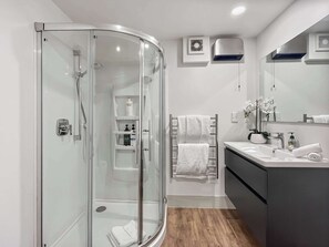 Shower, hair dryer, towels - Quiet Home with Stunning Lake & Mountain Views (Queenstown)