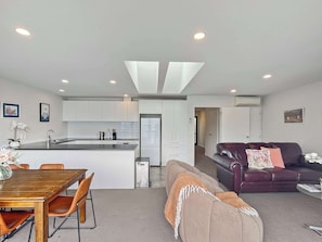 TV - Quiet Home with Stunning Lake & Mountain Views (Queenstown)