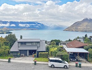 Exterior - Quiet Home with Stunning Lake & Mountain Views (Queenstown)