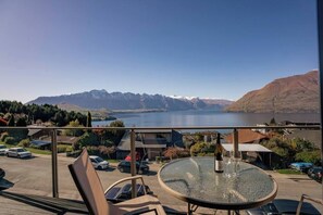 Outdoor dining - Quiet Home with Stunning Lake & Mountain Views (Queenstown)