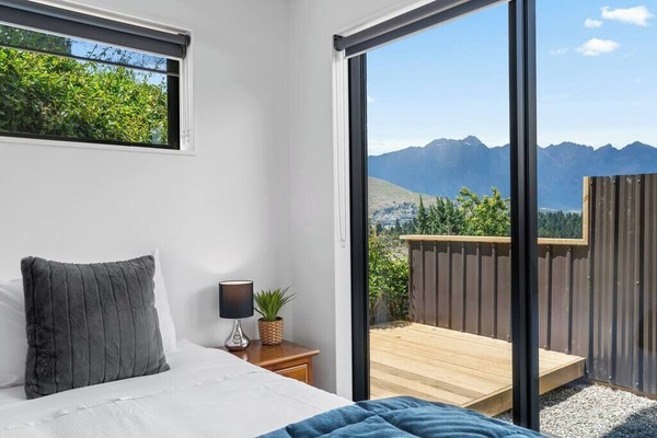 Silitysrauta/-lauta, vauvan matkasänky, Wi-Fi, vuodevaatteet