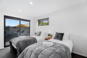 Iron/ironing board, travel cot, WiFi, bed sheets - Beauty 2 Bedroom, 2 Bath, Walk To Town, Views! (Queenstown)