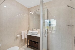 Shower, hair dryer, towels - Lakefront Central Studio, walk to town! (Queenstown)
