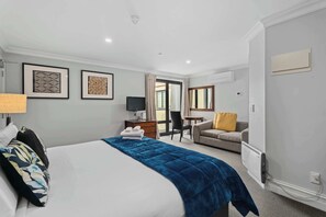 1 bedroom, travel cot, WiFi, bed sheets - Lakefront Central Studio, walk to town! (Queenstown)