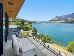 Terrace/patio - Lakeside Diamond, Modern Luxury Apartment (Queenstown)